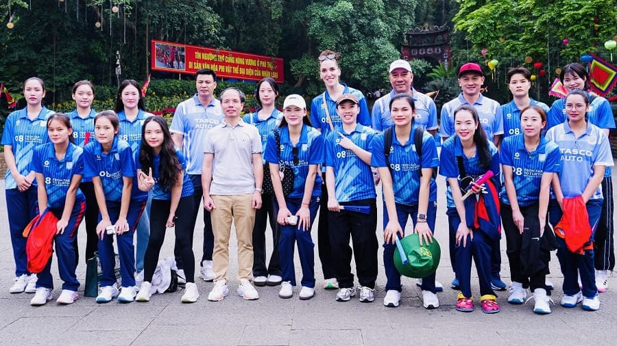 Nguyen Thi Uyen (back row, far right) and the Hanoi women's team have arrived in Phu Tho. Photo: Hanoi Volleyball