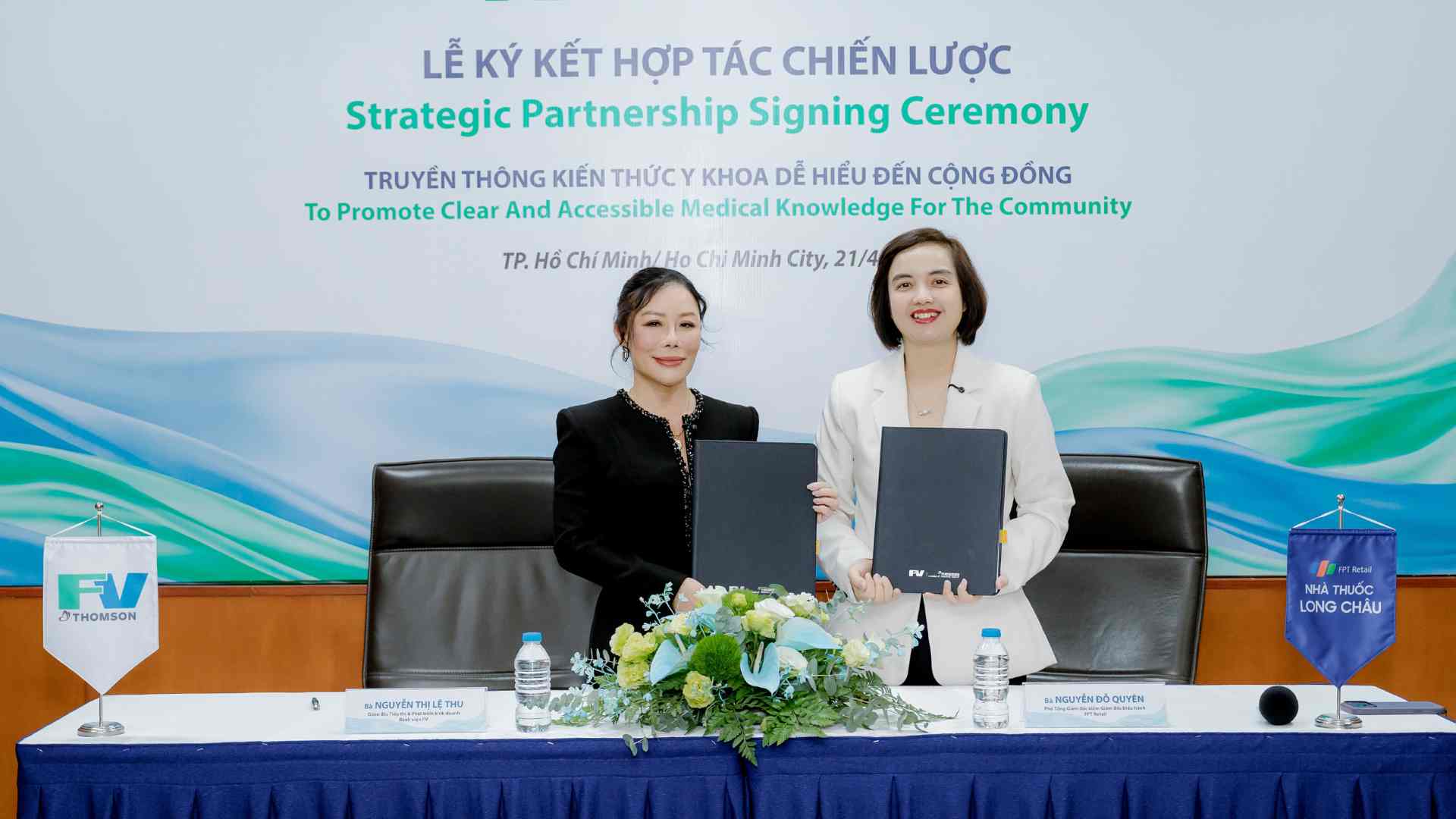 The pharmacy system and Long Chau vaccination center officially signed a strategic cooperation agreement with FV Hospital. Photo: DVCC