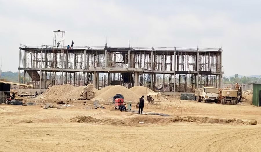 In the dry season, when prices increase, contractors proactively complete the rough construction of the school project. Photo: Ha Duy