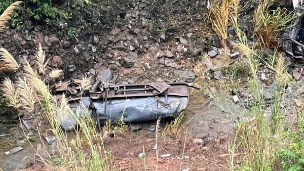 Escena del camión cayendo a un barranco en la Carretera Nacional 37. Foto: Tran Long