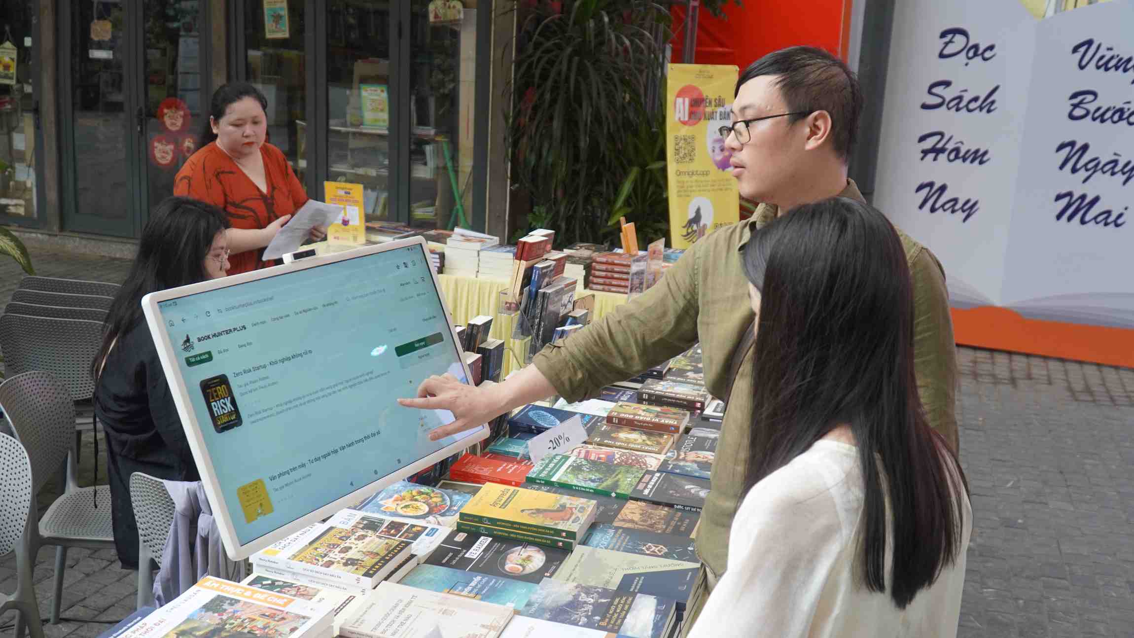 Trải nghiệm đọc sách trên nền tảng số. Ảnh: Minh Vũ