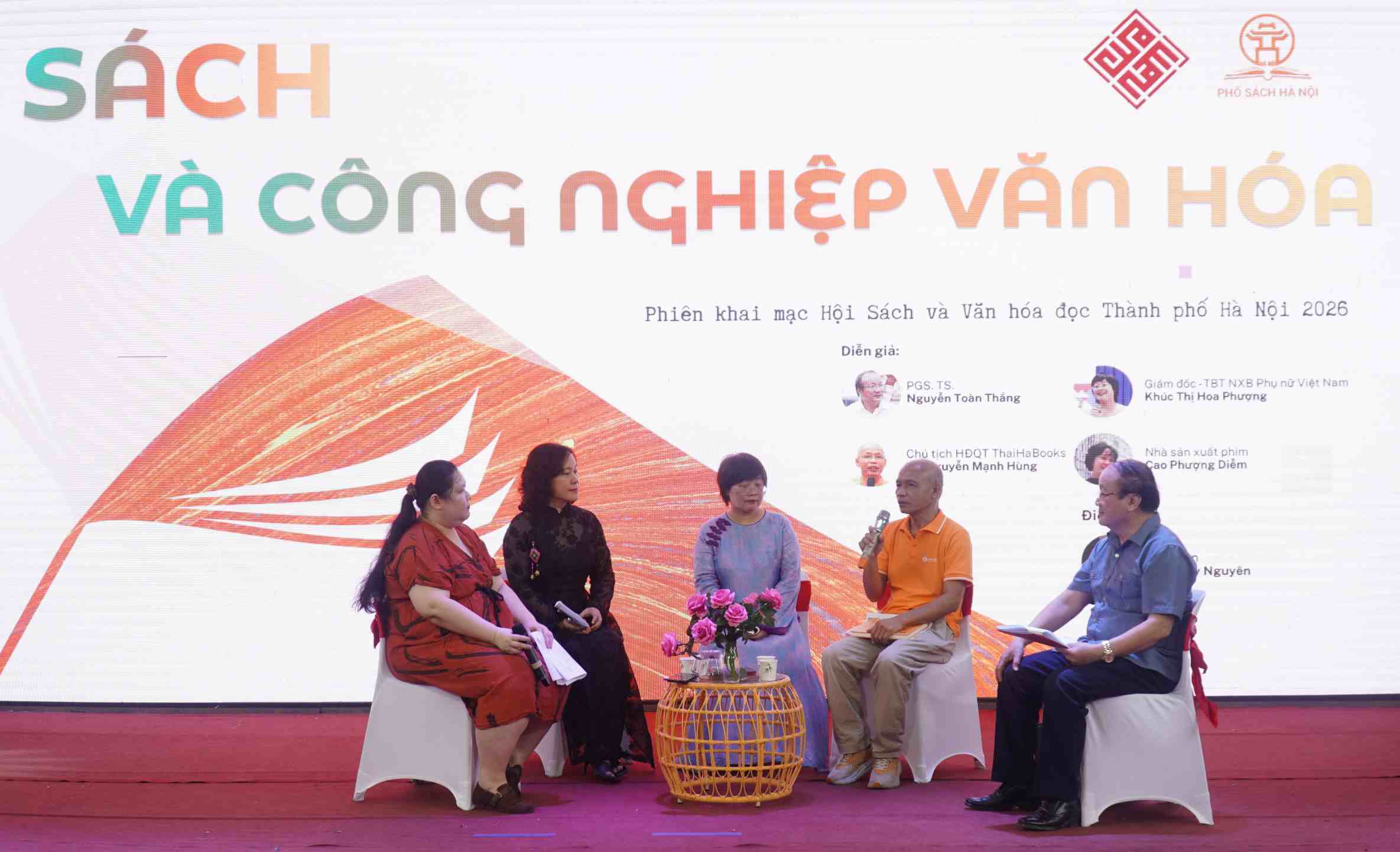 Tọa đàm “Sách và công nghiệp văn hóa” tại Phố Sách. Ảnh: Minh Vũ