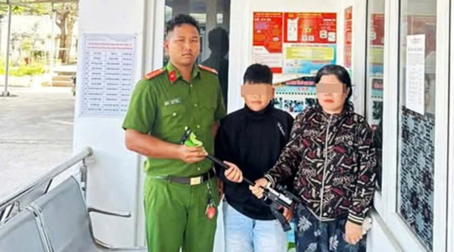 Công an xã Công Hải tiếp nhận và biểu dương hành động đáng khen của học sinh lớp 7 khi nhặt được súng tự chế đã giao nộp cơ quan chức năng. Ảnh: Công an xã Công Hải