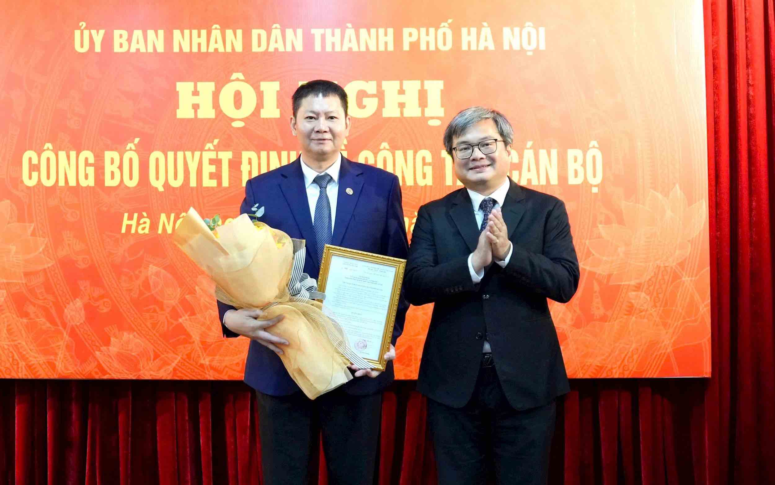 Vice Chairman of Hanoi People's Committee Truong Viet Dung presents the decision, congratulating Mr. Phan Van Phuc on being appointed to hold the position of Director of the City Public Administrative Service Center. Photo: Hong Thai