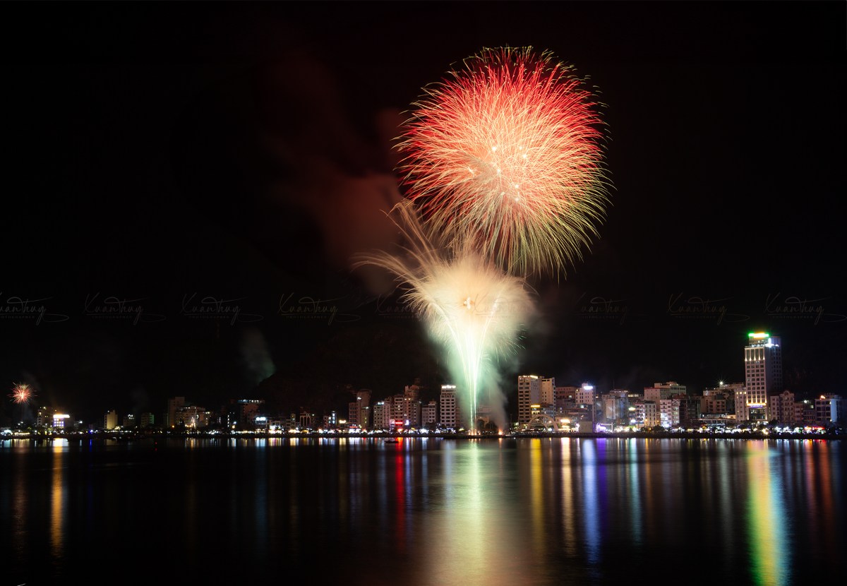 Hai Phong tirera des feux d'artifice artistiques pour stimuler le tourisme à Cat Ba à l'été 2026. Photo: Xuan Thuy