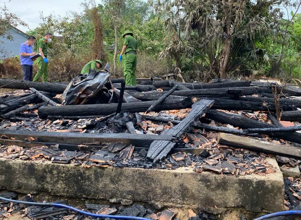 A house fire occurred in Quang Tri, causing the wooden house to be burned down. Photo: People's Procuracy of Region 2