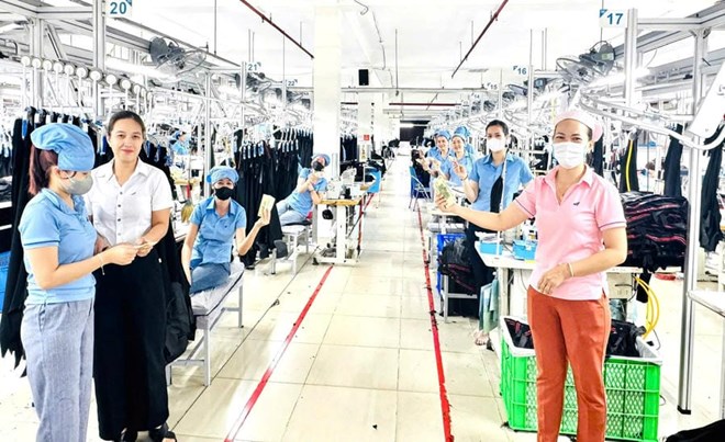 Workers of Hoa Tho Textile and Garment Joint Stock Corporation are excited to receive gasoline support from businesses. Photo: Hoa Tho Textile and Garment
