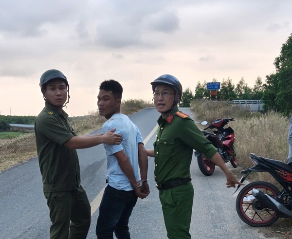 Lực lượng công an tổ chức vây bắt người chồng dùng dao tấn công vợ tử vong. Ảnh: Công an Khánh Hòa