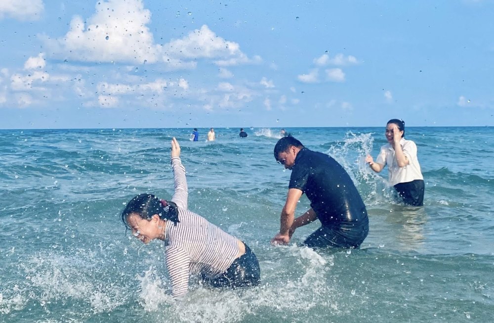 Đoàn viên vui chơi tại biển Mũi Né. Ảnh: Phạm Duy