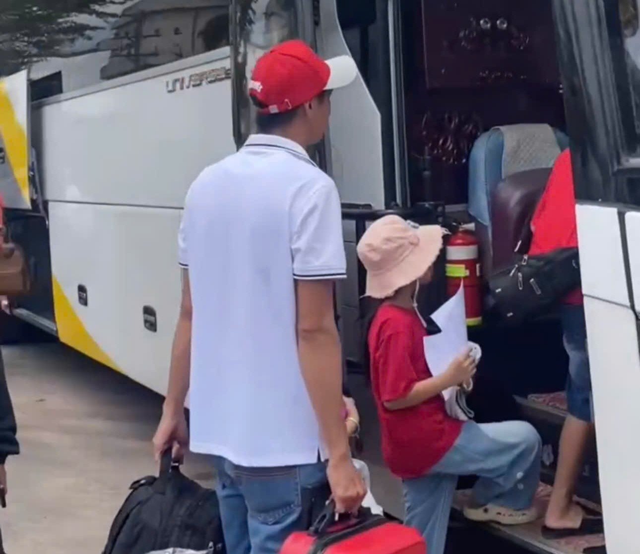 Đoàn viên và người thân được công đoàn cơ sở tổ chức đi du lịch biển. Ảnh: Phạm Duy 