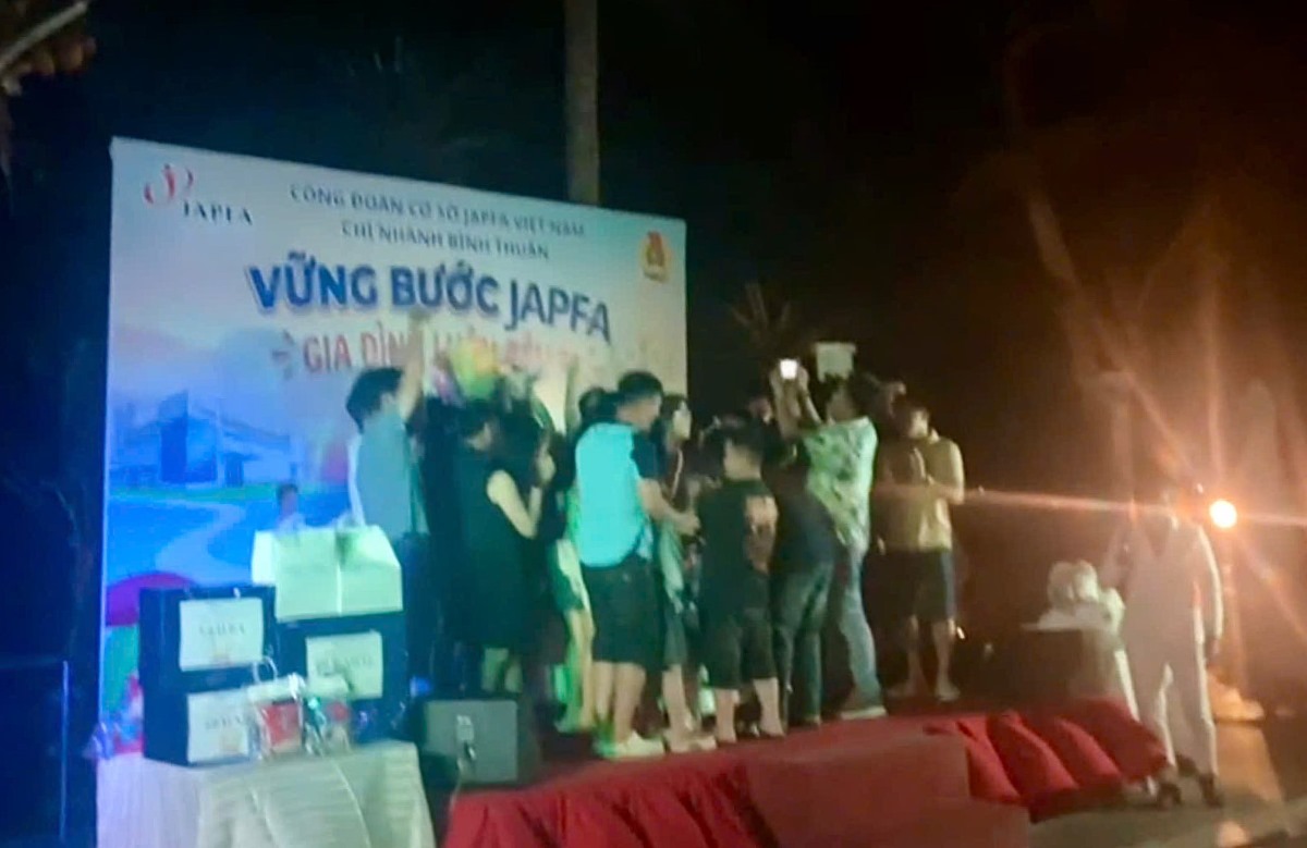 Các đoàn viên tham gia các tiết mục trong đêm tiệc gala. Ảnh: Phạm Duy 