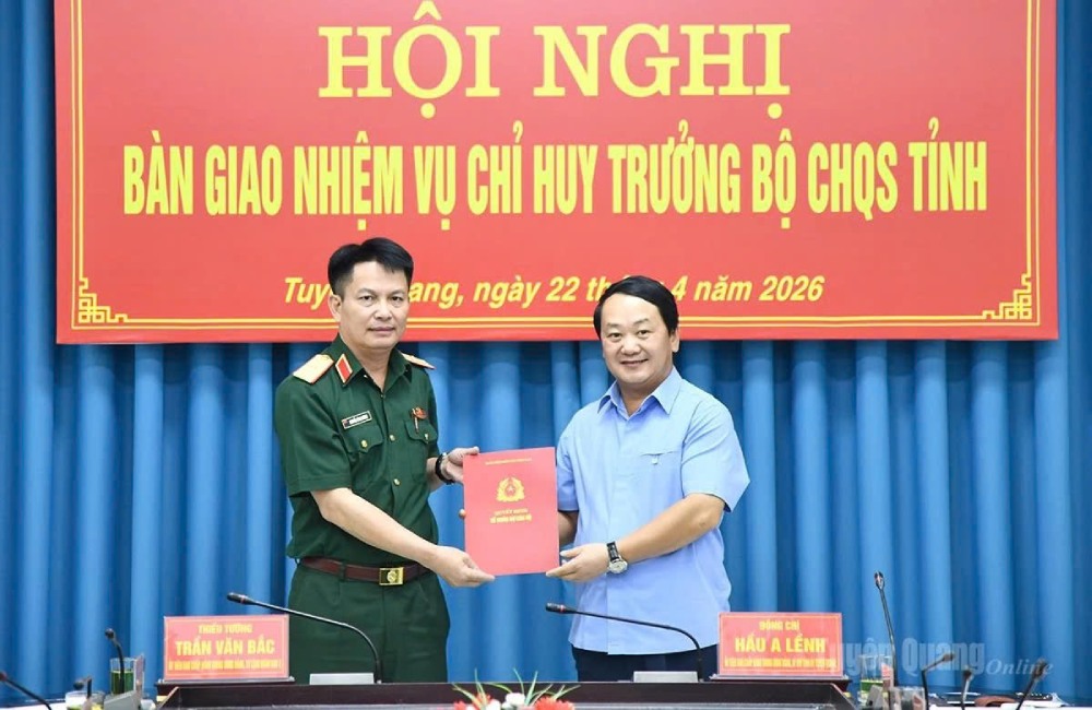 Bí thư Tỉnh ủy, Bí thư Đảng ủy Quân sự tỉnh Hầu A Lềnh trao quyết định chỉ định Thiếu tướng Nguyễn Đình Cương tham gia Ban Chấp hành, Ban Thường vụ Đảng ủy và giữ chức vụ Phó Bí thư Đảng ủy Quân sự tỉnh. Ảnh: tuyenquang.gov.vn 