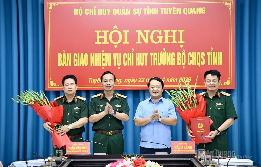 Major General Tran Van Bac - Commander of Military Region 2 and Secretary of Tuyen Quang Provincial Party Committee Hau A Lenh present flowers to congratulate 2 army major generals on their new positions. Photo: tuyenquang. gov. vn
