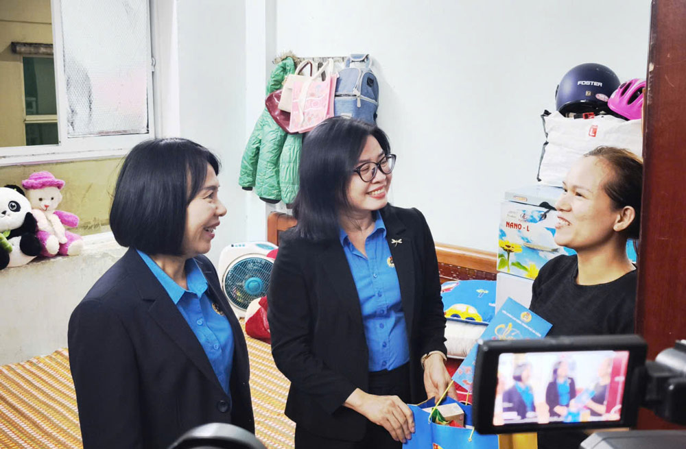 Leaders of Da Nang City Trade Union present gifts to union members and workers. Photo: Tuong Minh
