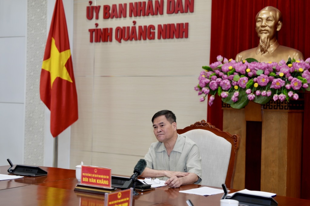 Ông Bùi Văn Khắng - Chủ tịch UBND tỉnh Quảng Ninh, Tổ trưởng Tổ công tác triển khai GPMB dự án đường sắt cao tốc Hà Nội - Quảng Ninh đoạn qua địa bàn tỉnh - chủ trì cuộc họp. Ảnh: Báo, Phát thanh và Truyền hình tỉnh Quảng Ninh