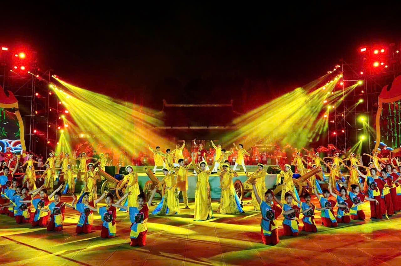 Chương trình nghệ thuật “Đống Đa - Sử vàng lưu danh - Tương lai vững bước” được thể hiện bằng hình thức bán thực cảnh kết hợp công nghệ 3D mapping hiện đại tại Lễ hội gò Đống Đa. Ảnh: Hải Nguyễn