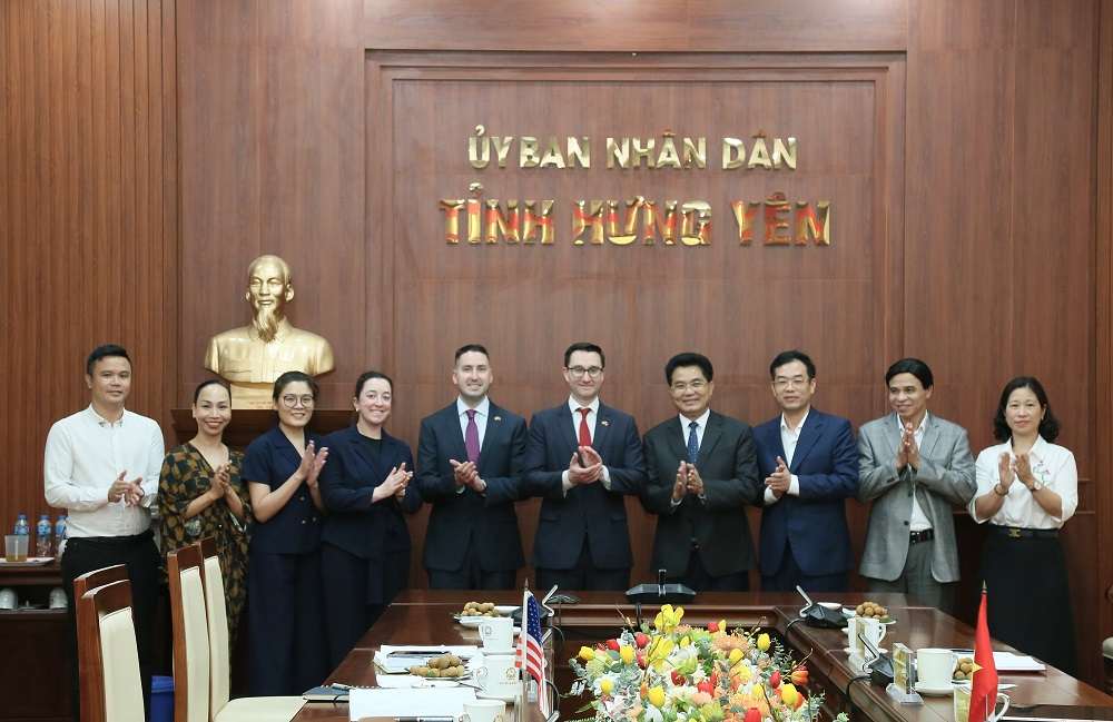 Ông Lê Quang Hòa chụp ảnh lưu niệm cùng đoàn Đại sứ quán Hoa Kỳ tại Việt Nam. Ảnh: Tất Đạt