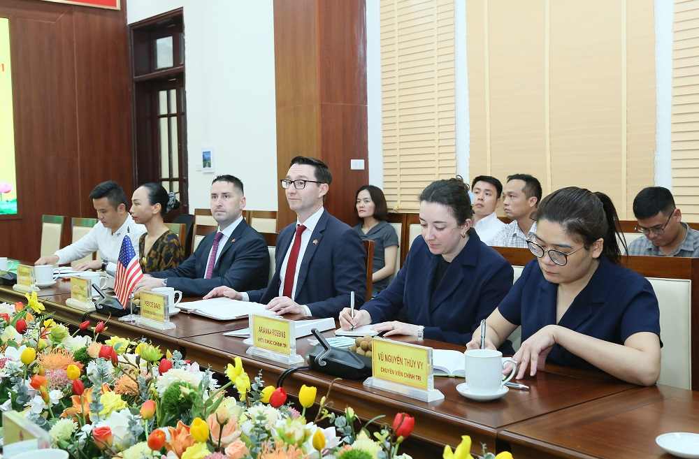 The working delegation of the US Embassy in Vietnam attended the working session and exchanged high-tech cooperation. Photo: Tat Dat