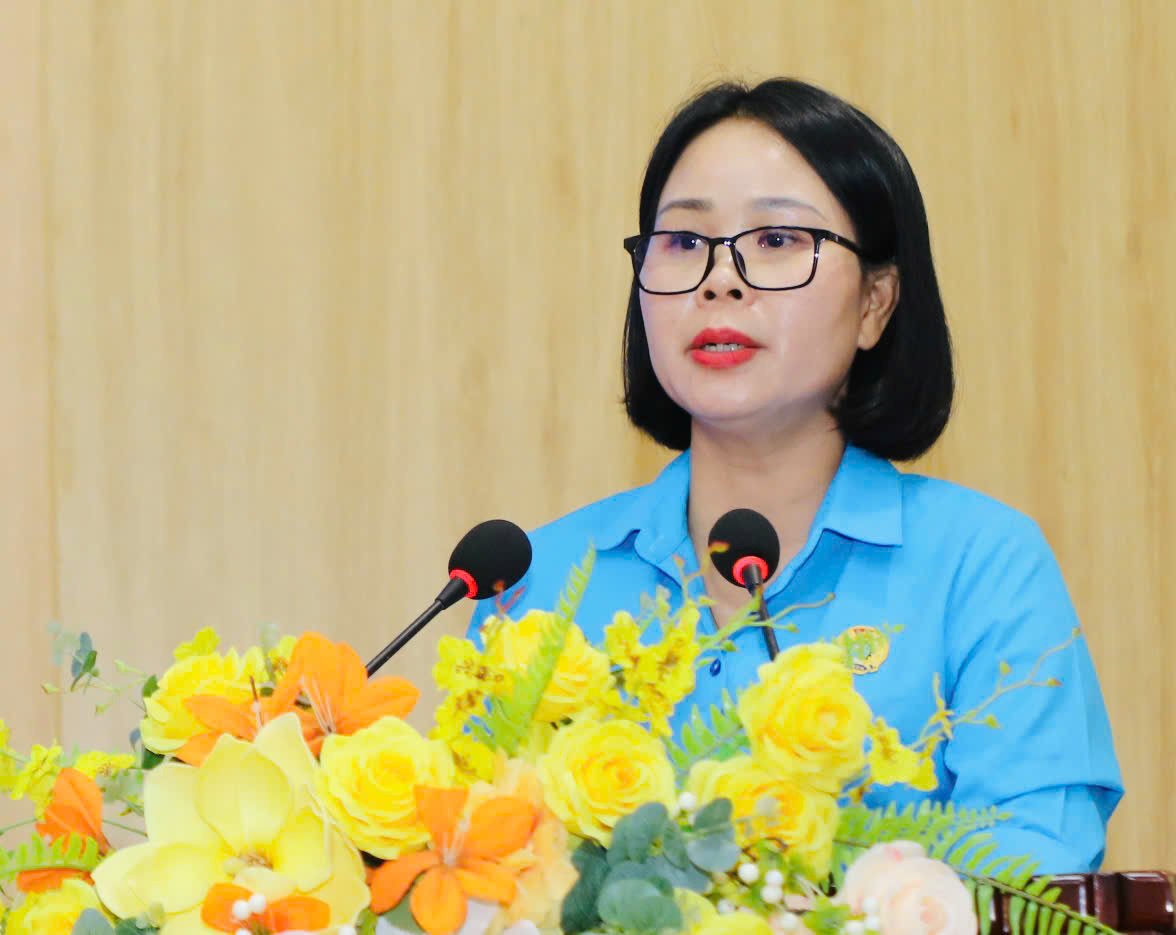 Bà Đinh Thị Đào - Chủ tịch Công đoàn phường Hoa Lư phát biểu tại lễ phát động. Ảnh: Diệu Anh