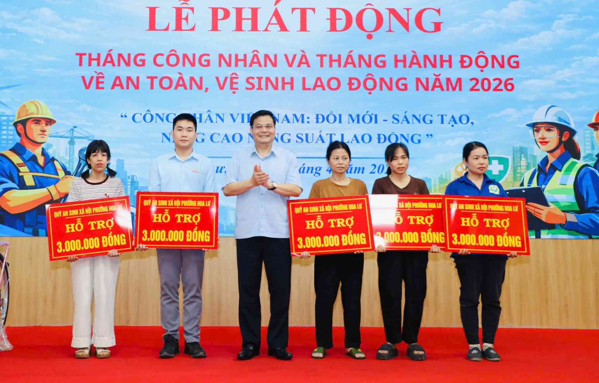 Đại diện lãnh đạo phường Hoa Lư trao quà hỗ trợ cho đoàn viên, CNLĐ. Ảnh: Diệu Anh