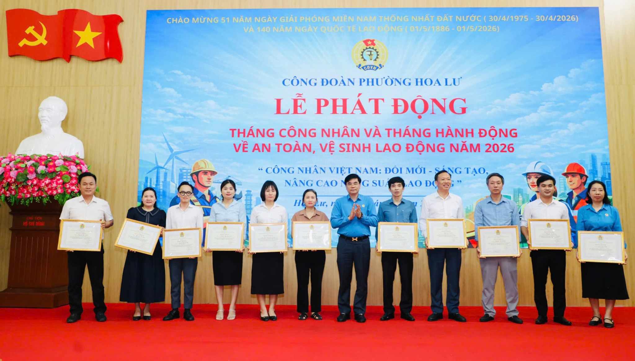 Representatives of the leadership of Ninh Binh Provincial Labor Federation award Certificates of Merit to individuals with outstanding achievements in trade union activities in 2025. Photo: Nguyen Truong