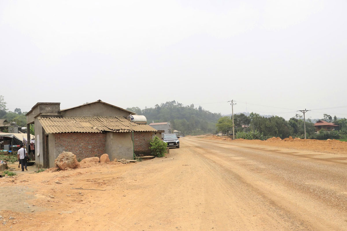 Dự án đường nối Quốc lộ 32 với cao tốc Nội Bài - Lào Cai có tổng chiều dài 11,8 km, một số điểm còn vướng mặt bằng.