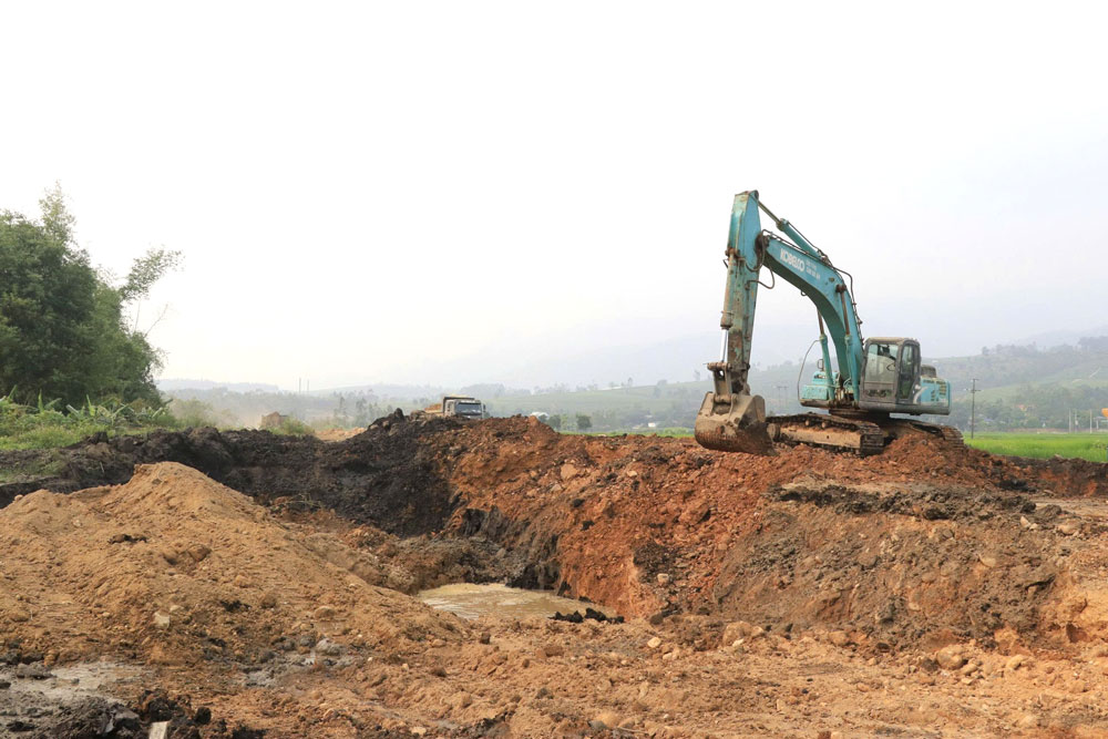 Vướng mắc giải phóng mặt bằng từng khiến dự án đường nối Quốc lộ 32 với cao tốc Nội Bài - Lào Cai chậm tiến độ nay đang được khơi thông. 