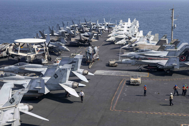 Aircraft of the US Navy and Marine Corps of Airborne 9th Fleet are docked on the deck of the aircraft carrier USS Abraham Lincoln on March 10. 3. Photo: AFP