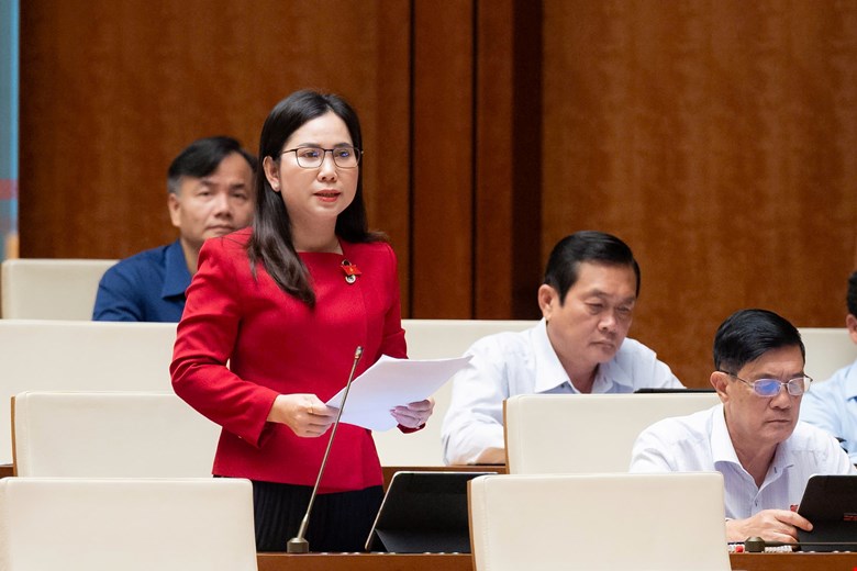 National Assembly Deputy Le Thi Ngoc Linh proposed supporting housing and jobs for young people to start families and have children. Photo: Media National Assembly