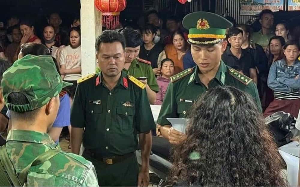 Cơ quan chức năng đọc lệnh bắt, khám xét, tịch thu tang vật liên quan đến vụ án. Ảnh: BĐBP tỉnh