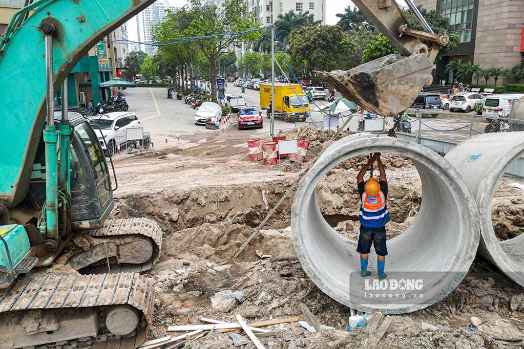 Trao đổi với Lao Động, ông Đô Văn Giáp – Chỉ huy trưởng công trường Vành đai 2,5 đoạn qua Cầu Giấy – cho biết, kể từ khi khởi công ngày 20.3 đến nay, công trường luôn duy trì nhịp độ thi công cao. Công nhân được bố trí làm việc theo nhiều ca liên tục; ban đêm tập trung đào đất, ban ngày triển khai lắp đặt hệ thống cống ngầm nhằm đảm bảo tiến độ đề ra.