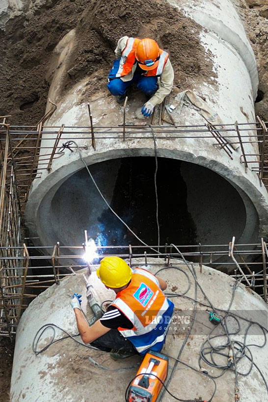 Cùng với công tác giải phóng mặt bằng, tiến độ thi công dự án cũng được đẩy nhanh. Trên công trường, các đơn vị thi công tổ chức nhiều mũi, duy trì làm việc liên tục tất cả các ngày trong tuần, huy động tối đa nhân lực và thiết bị.