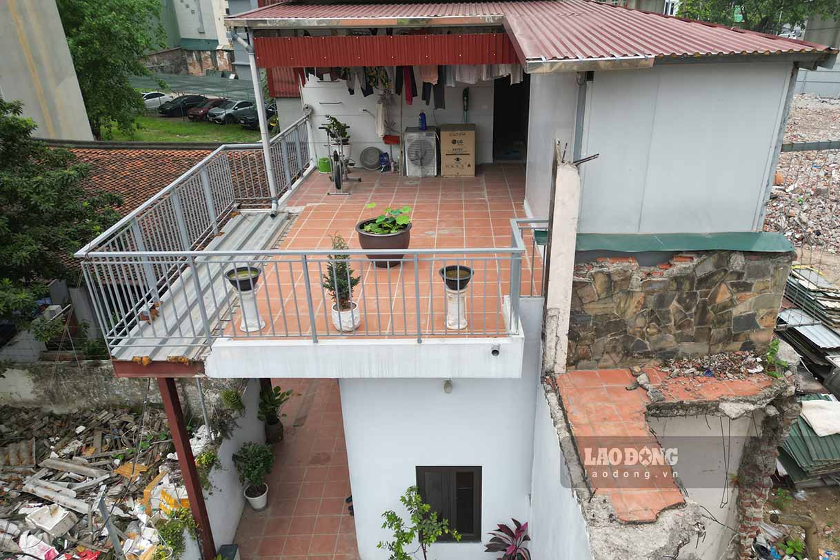 Tỉ lệ bàn giao mặt bằng đạt 99,7%, hiện chỉ còn 1 trường hợp (0,3%) đang trong quá trình di dời do liên quan đến di tích lịch sử cách mạng. (Trong ảnh là căn nhà lưu niệm cách mạng của cụ Tạ Đình Tán tại phường Cầu Giấy, thuộc diện giải phóng mặt bằng, di dời theo quy hoạch dự án đường Vành đai 2,5).