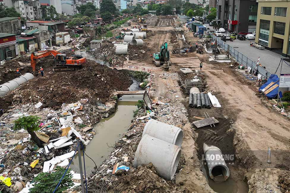 Ở phân đoạn còn lại, từ khu đô thị mới Dịch Vọng đến đường Dương Đình Nghệ, dài 710m, với tổng diện tích cần giải phóng mặt bằng khoảng 30.520m2, tỉ lệ bàn giao hiện đạt khoảng 92,4%.