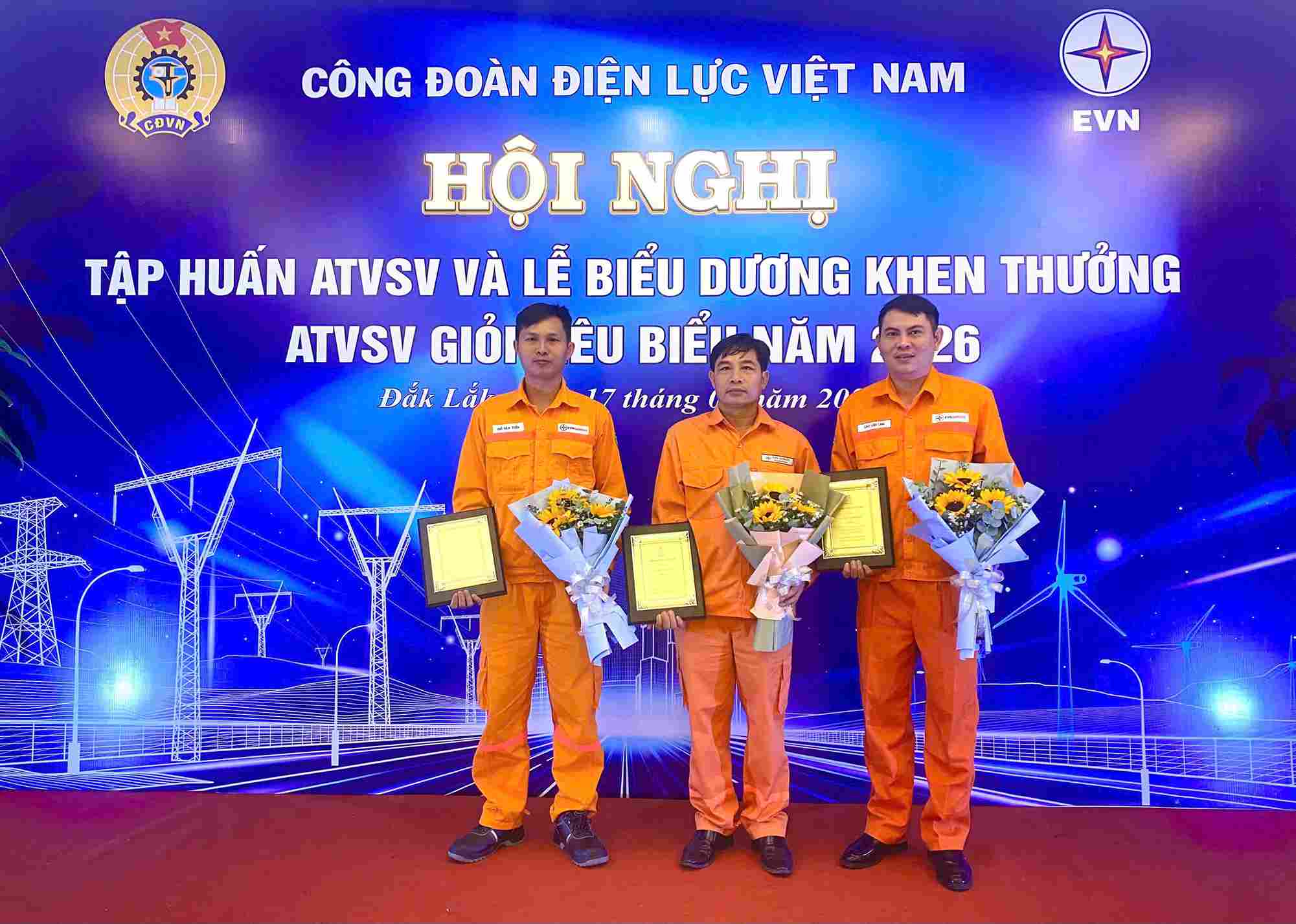 Anh Đỗ Văn Tiến (bìa trái) nhận biểu dương ATVSV tiêu biểu năm 2026 do Công đoàn Tập đoàn Điện lực Việt Nam tổ chức. Ảnh: Quốc Huy 