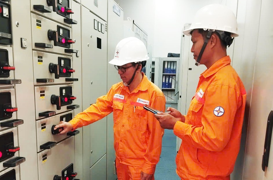 Trong công việc, anh Đỗ Văn Tiến (bìa phải) luôn là người thợ canh giữ dòng điện tiêu biểu của đơn vị. Ảnh: Quốc Huy 