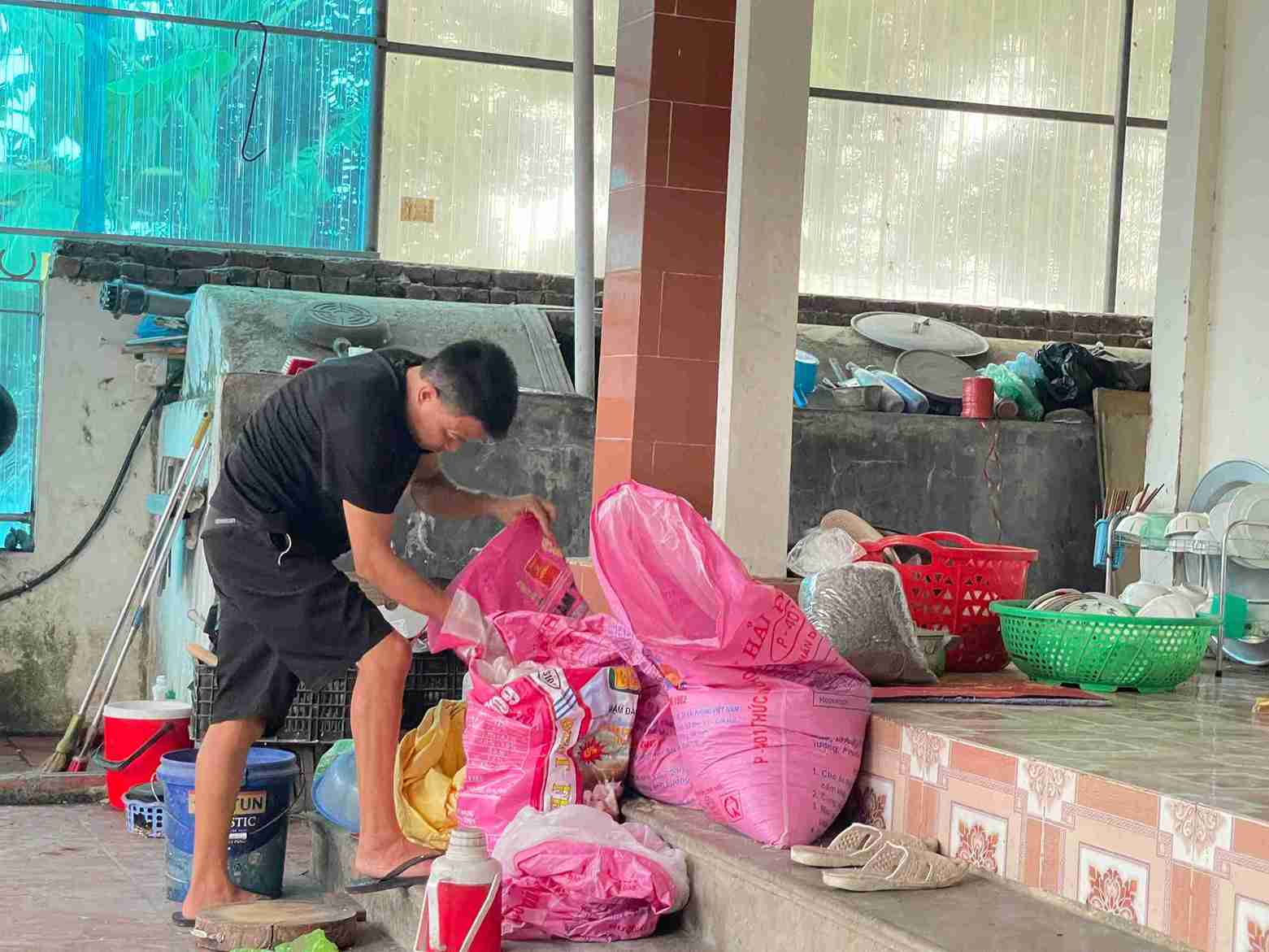 Anh Luân vừa chống chọi bệnh tật vừa cố gắng đỡ đần việc nhà trong khả năng.