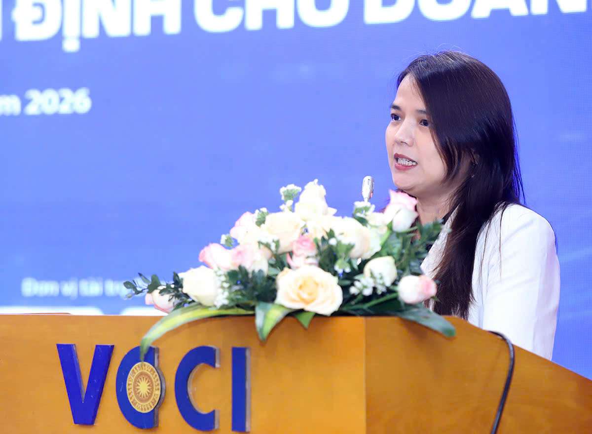 Ms. Phan Thi Thu Thuy - representative of the Electricity Department (Ministry of Industry and Trade) said that the Ministry of Industry and Trade is studying to expand the participants of the DPPA mechanism according to a roadmap suitable to market development trends and actual needs. Photo: VCCI