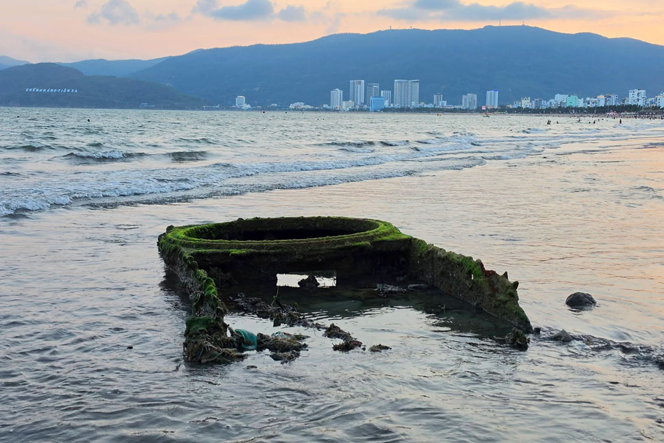 A large metal object suddenly revealed at Quy Nhon beach when the tide receded. Photo: Quoc Cuong