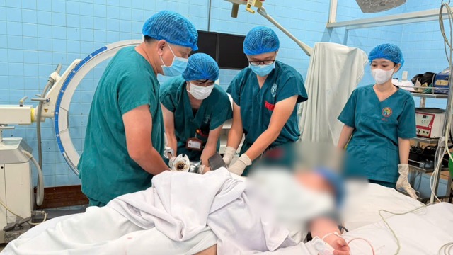 육류 분쇄기에 손이 휘말려 으스러진 환자를 긴급 구조하는 의사. 사진: BVCC