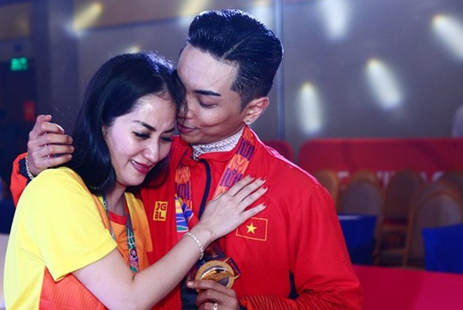 Khánh Thi từng xúc động khi Phan hiển giành huy chương vàng tại SEA Games 30 (Philippines). Ảnh: NVCC