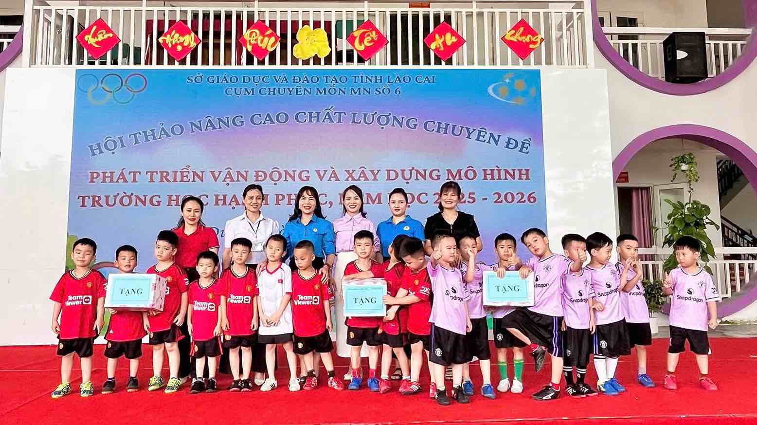 Cam Duong Ward Trade Union gives books to union members and children. Photo: Nguyen Hue