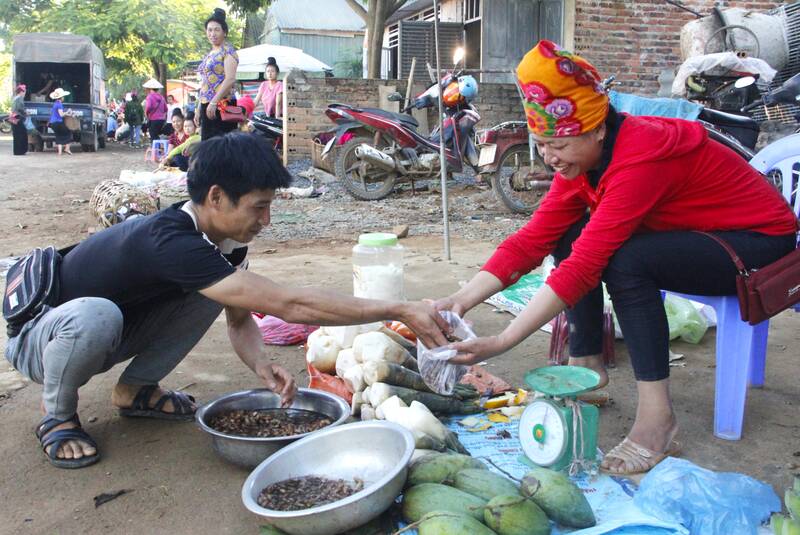 Người dân mua bán ve sữa tại chợ Chiềng Mung, xã Chiềng Mung, tỉnh Sơn La. Ảnh: Trường Sơn