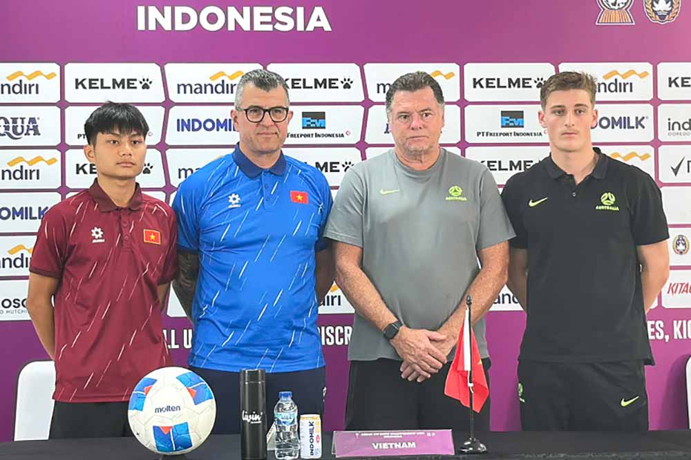 Coach Cristiano Roland (blue shirt) appreciates U17 Australia before the semi-final. Photo: VFF