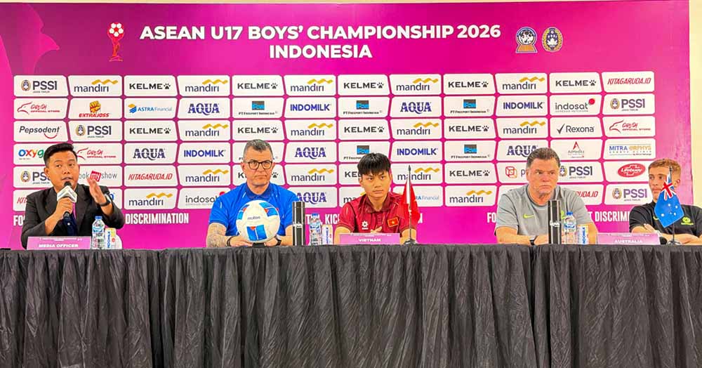 Huấn luyện viên, cầu thủ U17 Việt Nam và U17 Australia tham dự họp báo trước thềm trận bán kết. Ảnh: VFF