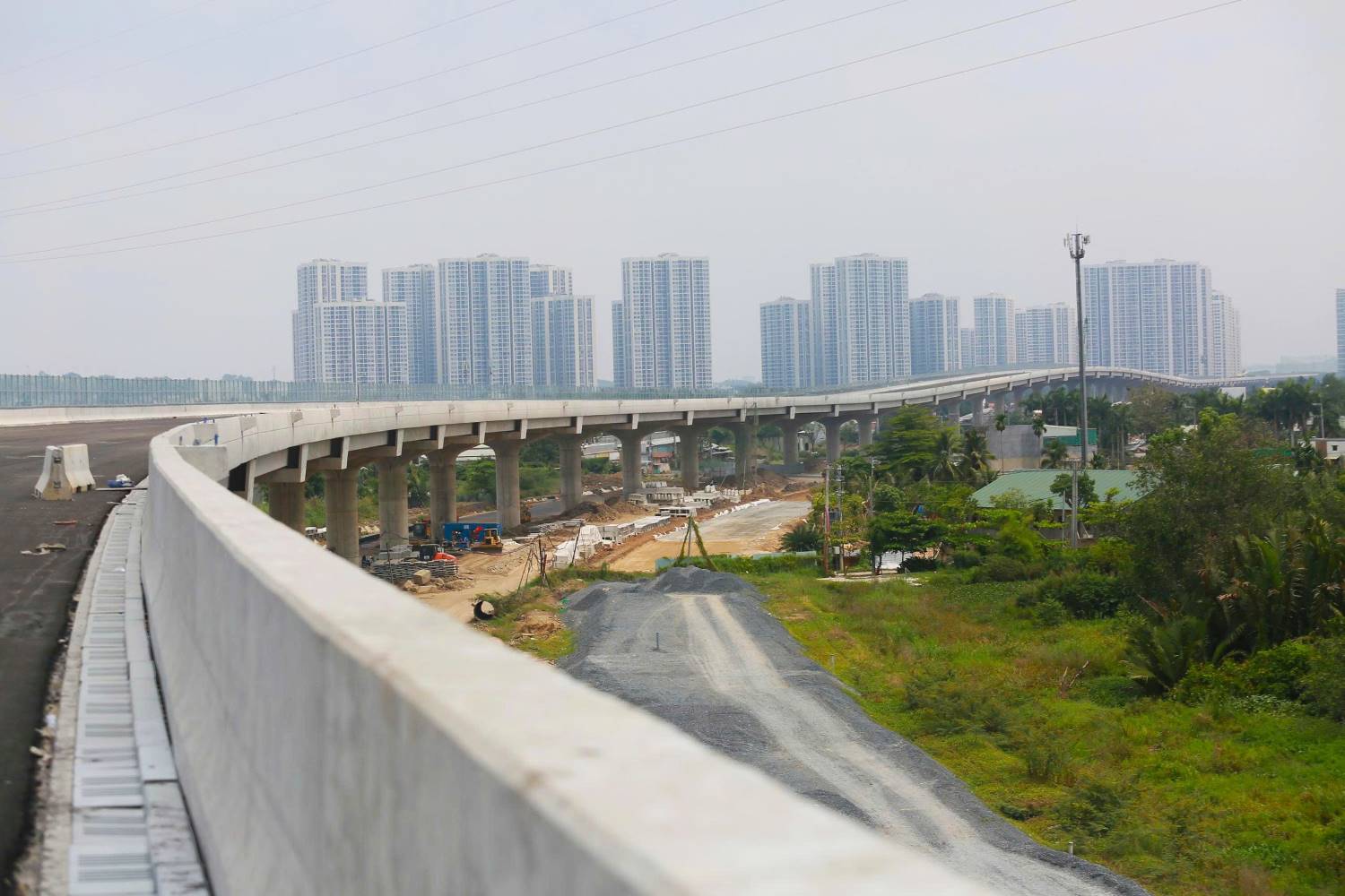 Vành đai 3 uốn lượn trên cao qua khu Đông TPHCM.  Ảnh: Minh Quân