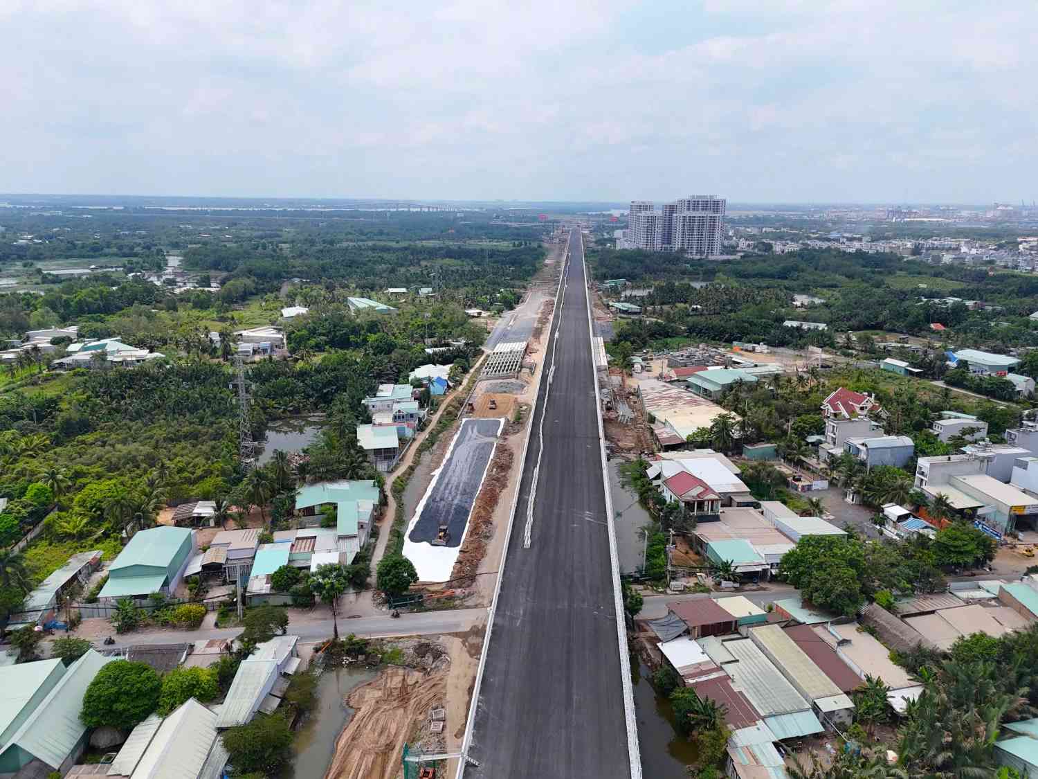 Người dân phải chờ thêm 2 tháng nữa mới được lưu thông qua Vành đai 3 phía Đông.  Ảnh: Minh Quân