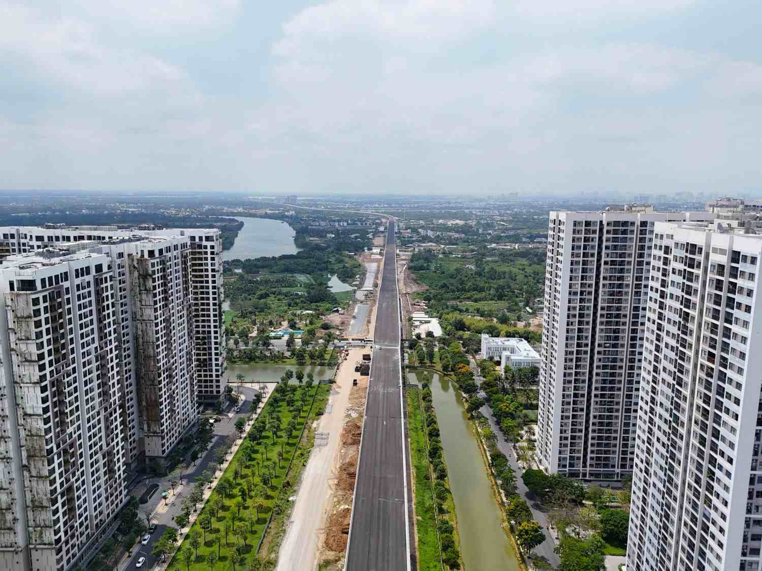 Vành đai 3 qua khu đô thị Vinhomes Grand Park đã thảm bê tông nhựa.  Ảnh: Minh Quân
