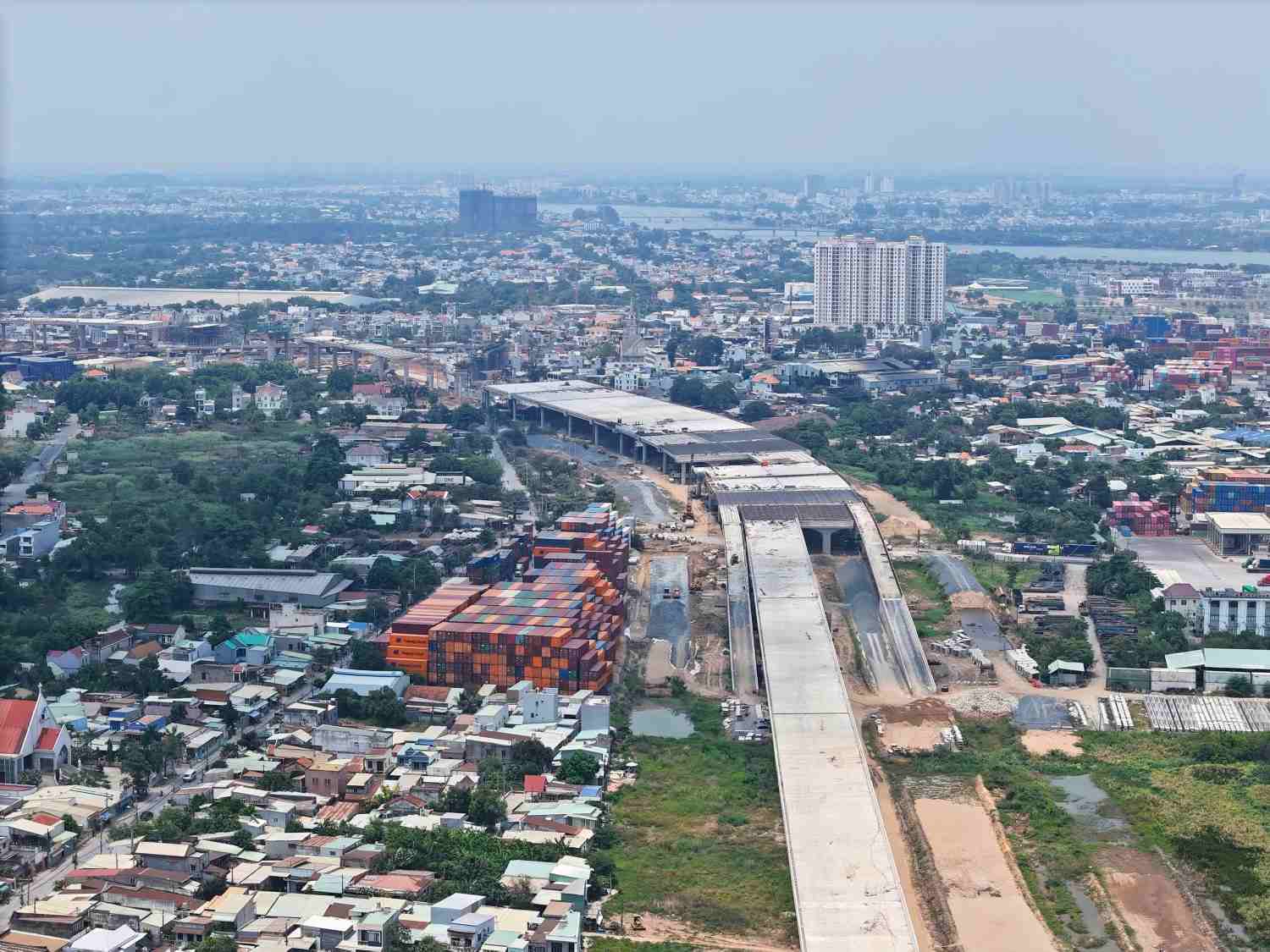 Đoạn Vành đai 3 trên cao nối ra nút giao Tân Vạn vẫn còn những nhịp cầu chưa gác dầm.  Ảnh: Minh Quân