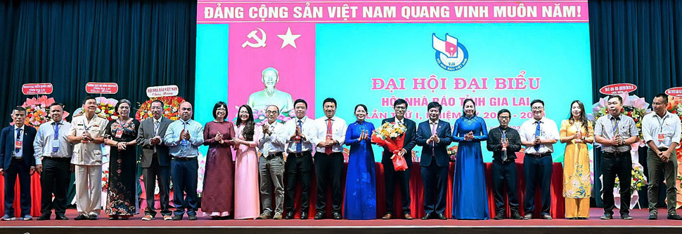 Ban Chấp hành Hội Nhà báo tỉnh khóa I, nhiệm kỳ 2026-2031 ra mắt Đại hội. Ảnh: Đức Thụy